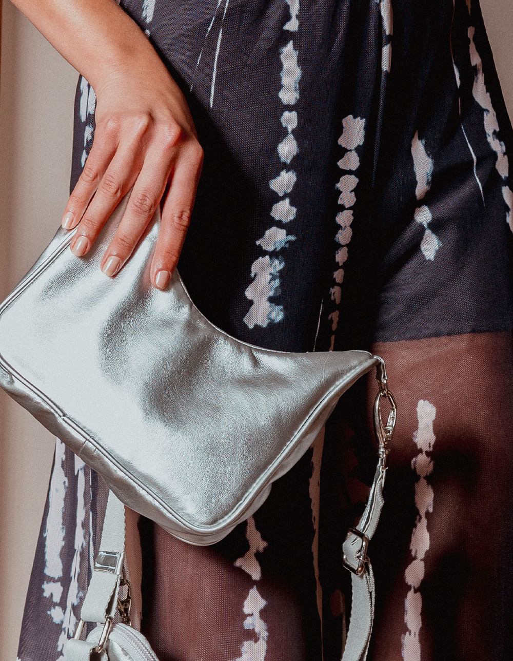 Bolsa Metalizada Alça Nylon Detalhes - Prata