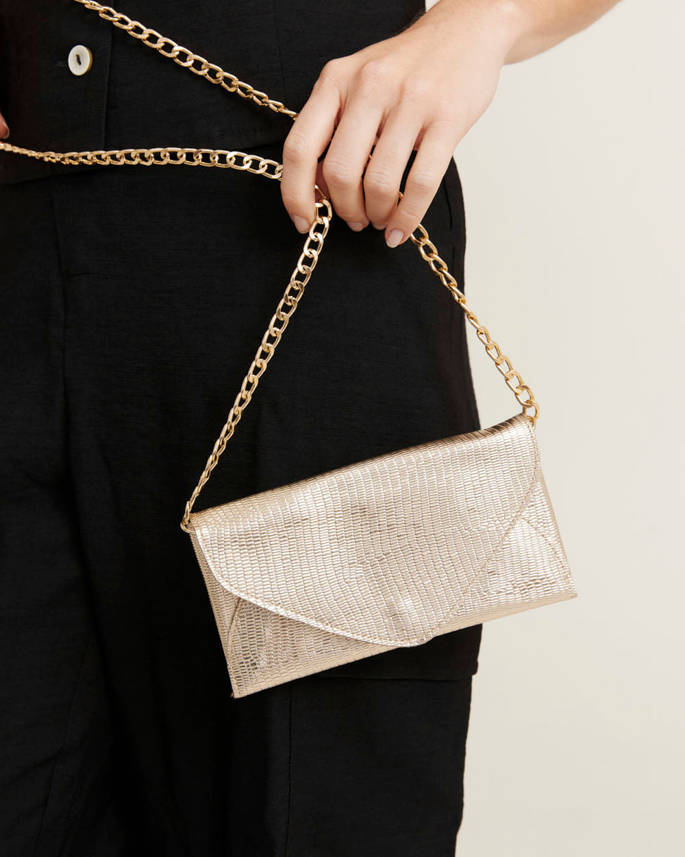 Bolsa Envelope Alça Corrente - Dourado