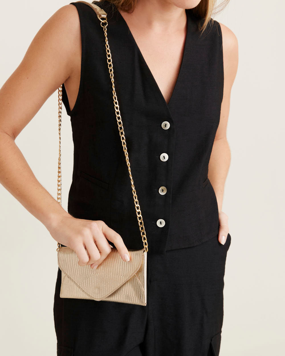 Bolsa Envelope Alça Corrente - Dourado