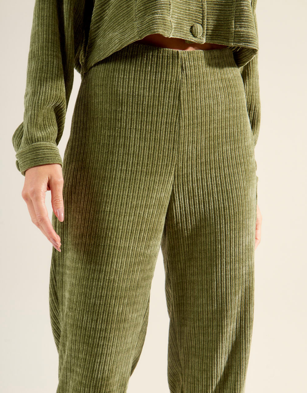 Calça Cenoura Botões Veludo Colete - Verde Oliva