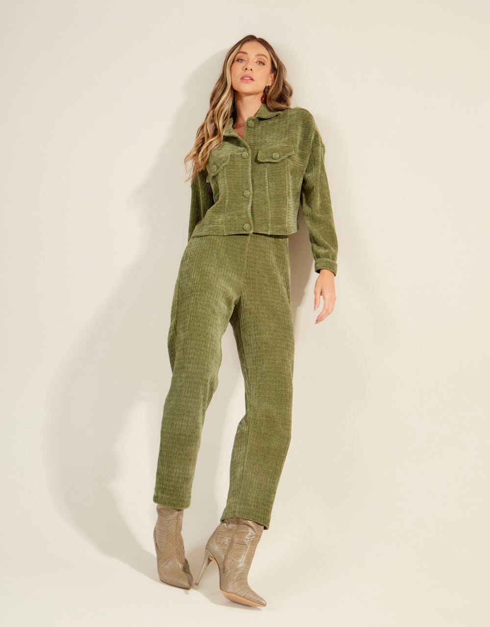 Calça Cenoura Botões Veludo Colete - Verde Oliva