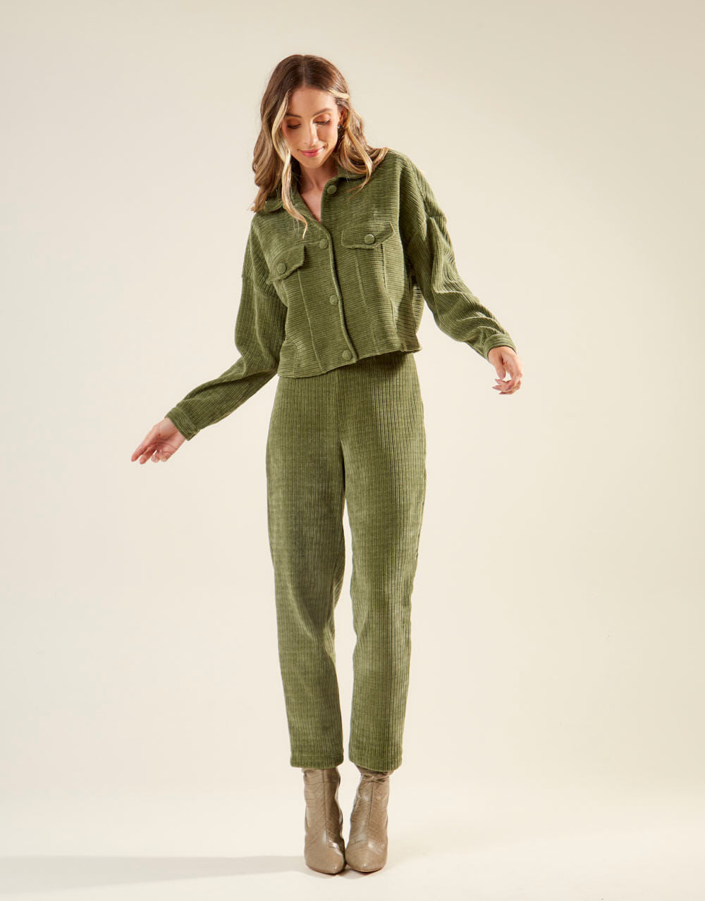 Calça Cenoura Botões Veludo Colete - Verde Oliva