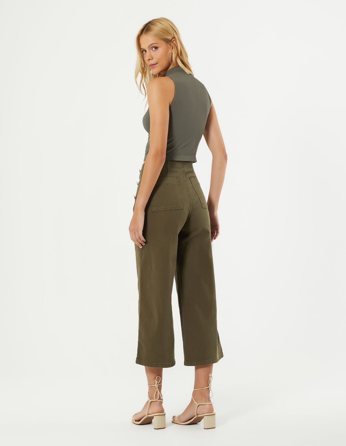 Calça Pantacourt Sarja Botões - Verde Oliva