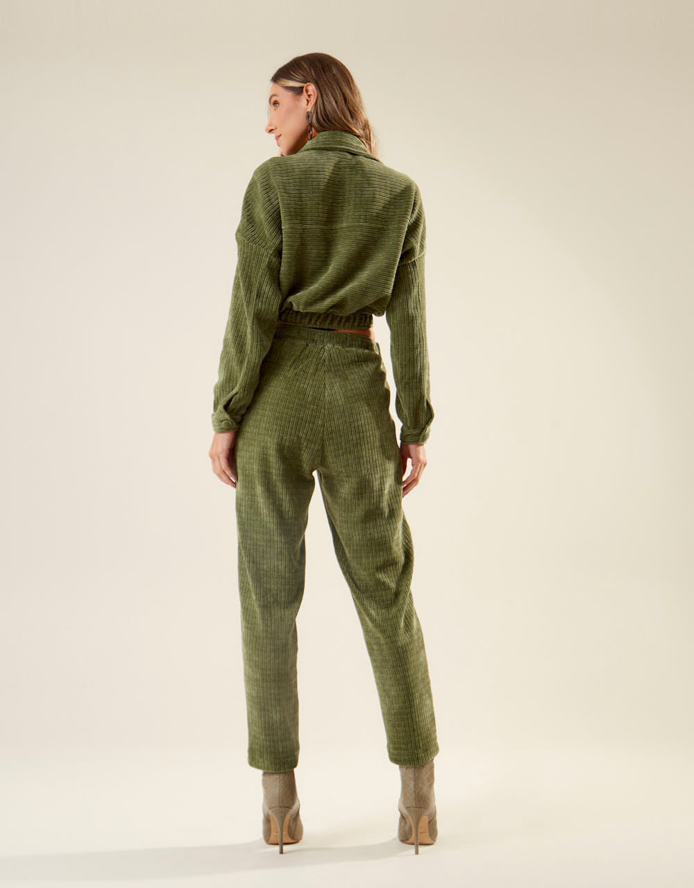 Calça Cenoura Botões Veludo Colete - Verde Oliva